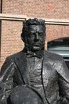 Standbeeld Lodewijk Pincoffs, Entrepothaven