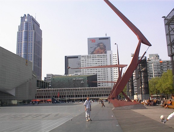 Schouwburgplein, Millenniumtoren (links) en Edgard Davids op Nat.Nederlandengebouw