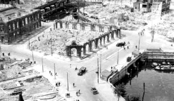 Gezicht op de door het Duitse bombardement van 14 mei 1940 getroffen Oudehavenkade. Restanten van het verzamelgebouw Plan C en station Beurs. Vanaf de Geldersekade. Uit het zuiden. Als gevolg van dit bombardement is het centrum van de stad grotendeels verwoest. 