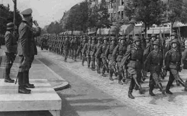 1940; Middellandplein: défilé van Duitse troepen georganiseerd ter gelegenheid van de 1e verjaardag van de Duitse inval in Polen. 