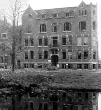 Gezicht op de Heemraadssingel en hoek van de Mathenesserlaan met het verwoeste gebouw van de Sicherheitsdienst als gevolg van het bombardement en beschieting door de R.A.F. op 29 november 1944. 