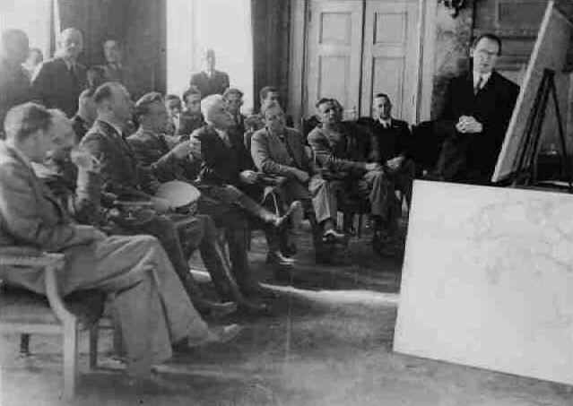 Witteveen licht zijn plannen toe voor Burgemeester Oud en Reichskommissar Seys-Inquart, 1940