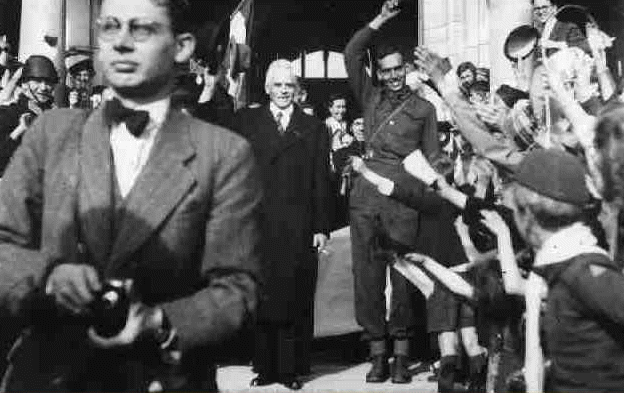 Burgemeester Oud doet op 7 mei 1945 zijn herintrede op het stadhuis