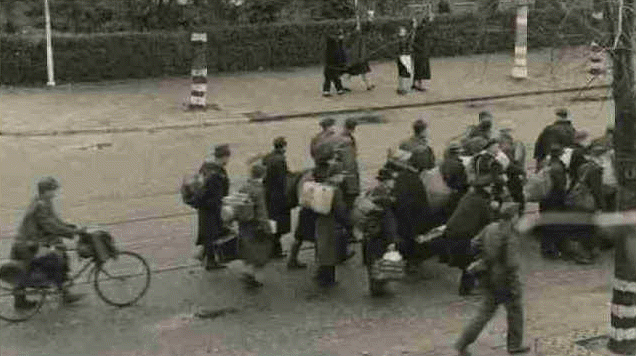 Aftocht van de Rotterdamse mannen tijdens de razzia van 1944